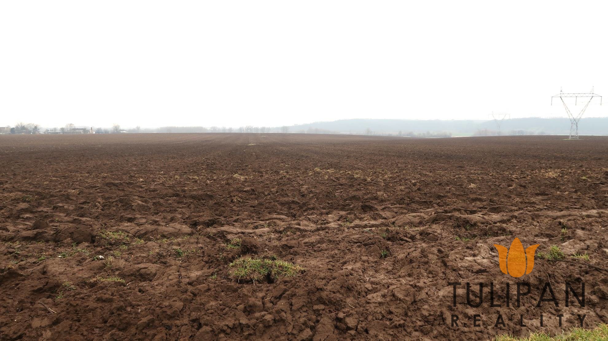 Orná pôda blízko mesta Šahy 